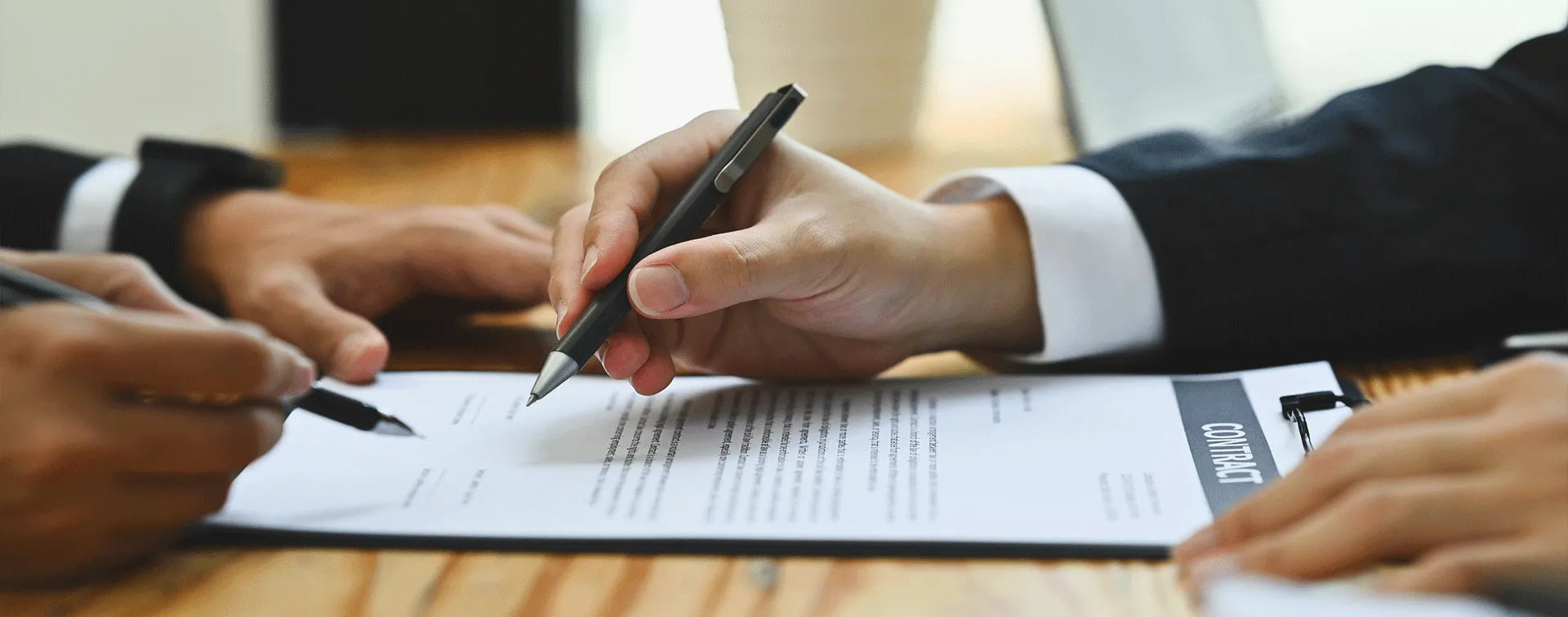 firma de un documentación legal relacionada con un caso civil en Lanzarote